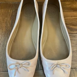Women’s Tory Burch Goan Sand Leather Flats. Size 6 shoes